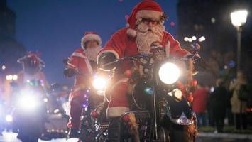 Hunderte Weihnachtsmänner düsen auf Motorrädern durch Berlin