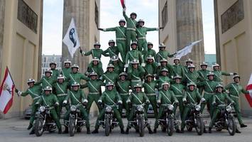 motorradsportgruppe berlin: pyramiden aus polizisten