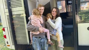 Auswandern im Doppeldeckerbus: Diese Geschichte geht viral