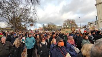 Zweite „Prüf“-Demo in Hamburg – mehrere Tausend Menschen und Nico Semsrott dabei