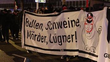 demo gegen polizeigewalt in harburg: schweine-plakat sorgt für aufruhr