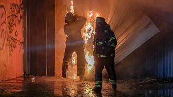 feuer in altem baumarkt in bergedorf – einsatzkräfte bekämpfen flammen