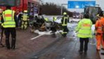 Autobahnunfall: Auto prallt bei Gera auf Lkw – Fahrer stirbt