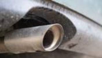 Autoindustrie: Ökonomen kritisieren Abkehr vom Verbrenner-Aus scharf