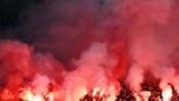 Bundesliga-Topspiel: Polizei nach Fan-Boykott bei Derby: Fan zog Hose selbst aus