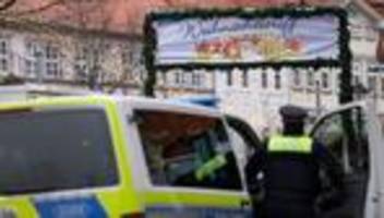 fahndung der polizei: weihnachtsmarkt geräumt - rätsel um bewaffneten unbekannten