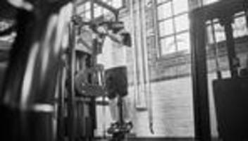 unser personal trainer: das wadenheben im stehen