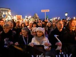 Hau ab: Ungarn fordern Rücktritt Orbans wegen Missbrauchsfällen