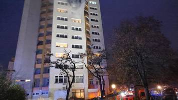 wohnung in hochhaus brennt – feuerwehr rettet personen mit drehleiter