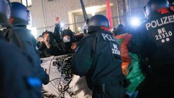 anti-polizei-demo aufgelöst – angriffe auf beamte, mehrere festnahmen