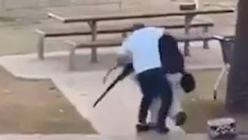 dramatisches video vom bondi beach: passant entreißt angreifer die waffe