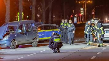 Pkw will von Shell-Tankstelle abbiegen – und übersieht Fahrzeug