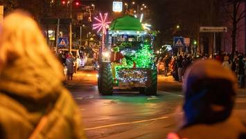 Zu schön: Trecker-Lichterfahrt verzaubert tausende Zuschauer