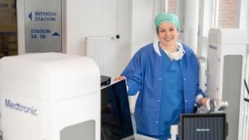 Joystick statt Skalpell: Chirurgin arbeitet mit „Kollegen“, die nie müde werden