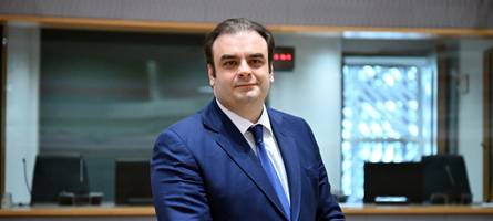 ausgerechnet ein grieche wacht jetzt in europa über den euro