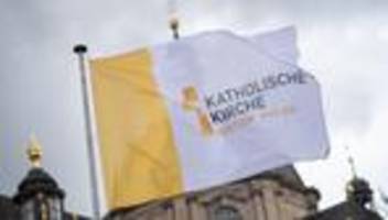 abschiebungen: mehr als 1.500 menschen kirchenasyl gewährt