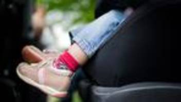 zweijähriger junge ohne gurt: kind ungesichert auf beifahrersitz – polizei stoppt mutter