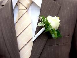 Prügelei nach Krawattenwerfen: Hochzeitsspiel im Sauerland endet in Schlägerei