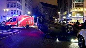 autos kollidieren in mitte – drei verletzte nach Überschlag