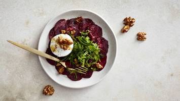 Rote-Bete-Carpaccio mit Ziegenkäse und Walnusskrokant
