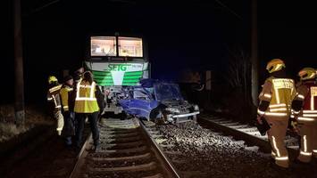 tödlicher unfall in brandenburg: güterzug erfasst auto – frau stirbt