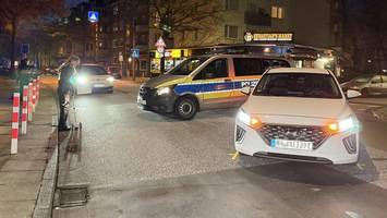 Auto erfasst Frau in Harburg – Straße stundenlang gesperrt