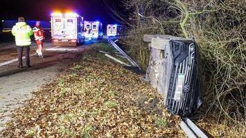 Auto kracht auf A7 gegen Leitplanke – drei Menschen  verletzt