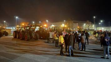 Bauern protestieren mit Treckern vor Lidl-Zentrallager gegen 99-Cent-Butter