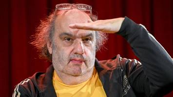 hamburgs neuer festival-chef lässt studierende im thalia theater schlafen