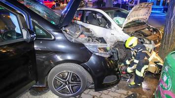 Unfall vor Halstenbeker Imbiss: Lieferdienstfahrer rast in Mercedes