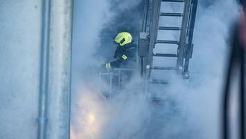 Feuer in Einfamilienhaus ausgebrochen – zwei Menschen sind noch im Gebäude
