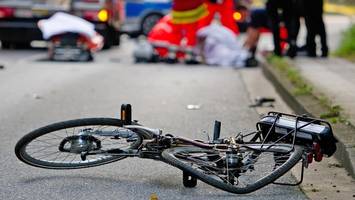 Junge mit Fahrrad (12) von Transporter erfasst und schwer am Kopf verletzt