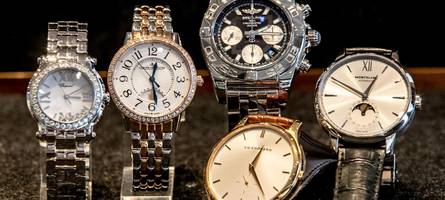 dubioser uhrenverkauf: 60-jährige ahnt betrugsmasche und ruft polizei