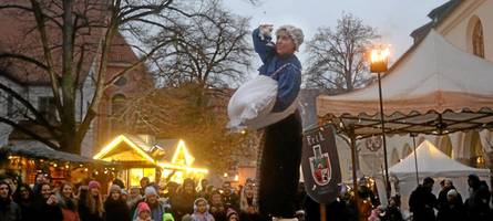 historischer weihnachtsmarkt überrascht mit einem märchenhaften auftritt