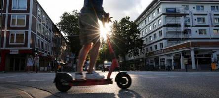 Unbekannter stiehlt abgesperrten „Streetbooster“-E-Scooter in Augsburg
