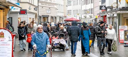 weihnachtsgeschäft in augsburg: die menschen kommen in die stadt, aber geben sie auch geld aus?