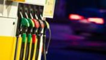 Preise: Sprit war 2025 billiger und trotzdem teuer