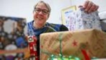 Weihnachten: Handfeger und Duschgel - Päckchen für Obdachlose