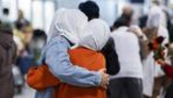 flucht vor den taliban: charterflug bringt 160 afghanen mit aufnahmezusagen nach berlin
