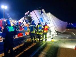 LKW-Fahrer in Lebensgefahr: Lastwagen kippt auf A2 um - Autofahrer erfasst Sattelzug