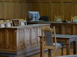 Überforderung bei der Pflege?: Mann erwürgt demente Ehefrau - und erhält Bewährungsstrafe