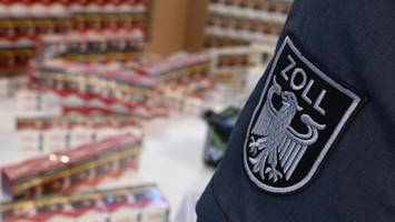 zollbeamte machen am flughafen ber zwei riesige funde