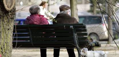 umfrage: spätere rente für akademiker spaltet die deutschen