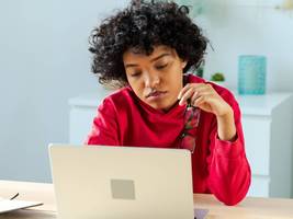 lohnlücke: frauen verdienen weiterhin weniger als männer