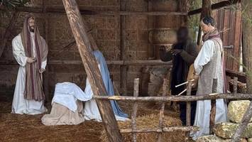 gefasst in der krippe – polizei nimmt gesuchten zwischen maria und josef fest