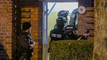mann droht zu schießen – spezialkräfte stürmen wohnung in groß borstel