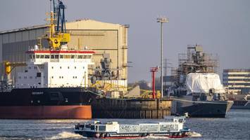 blohm+voss übergibt baggerschiff – doch über der auslieferung liegt ein schatten