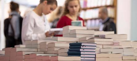 liebe, sex, geheimnisse: wie verändert die jugend das buchsortiment in augsburg?