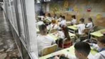 Krieg: Unterricht im U-Bahnhof – Berliner Aktion zeigt Kriegsalltag