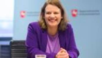 Mit Mehl und Message: Ministerin backt's an – Hamburg grüßt aus Weihnachtsbäckerei